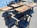 quatre chaises et une table devant un bâtiment bleu