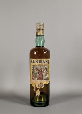 une photo d'une bouteille de whisky posée sur une table