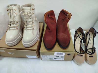 trois paires de chaussures posées sur une boîte