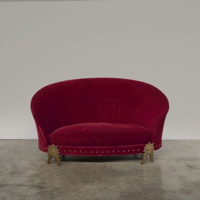 une photo d'un canapé rouge dans une pièce blanche