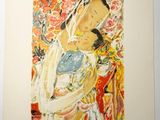 tableau représentant une femme tenant un bébé dans ses bras devant un tableau représentant des fleurs