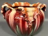 un vase rouge et blanc posé sur une table