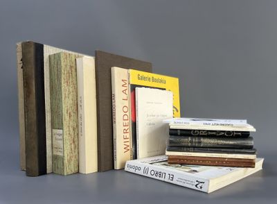 plusieurs livres sont empilés sur une table