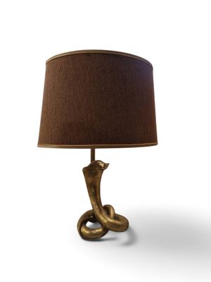 une photo d'une lampe de table surmontée d'un abat-jour marron
