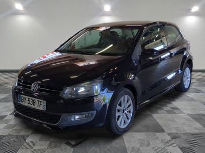 La Volkswagen Polo noire est garée dans le garage du showroom d'un concessionnaire.