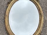 un miroir posé par terre