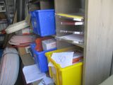 tout un tas de cartons qui s'entassent dans une pièce