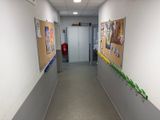 un couloir dans un immeuble avec des affiches sur les murs