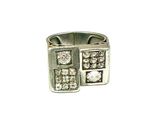 une image représentant une bague en argent sertie de diamants sur fond blanc