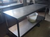 une cuisine avec une table et un bol posé par terre