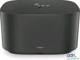un gros plan d'une enceinte noire posée sur une surface blanche