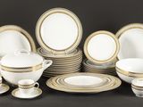 une photo d'une table sur laquelle sont disposées de nombreuses assiettes et tasses