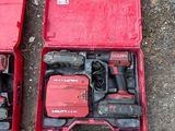 deux outils dans un coffret rouge posé par terre