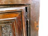 un gros plan d'une porte en bois munie d'un loquet métallique