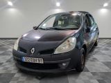 la photo d'une voiture garée dans un garage