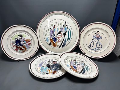 quatre assiettes décorées sont posées sur une table