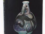 la couverture d'un livre sur laquelle figure l'image d'un vase orné d'un oiseau