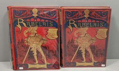 deux boîtes de cartes à jouer rouges et dorées posées sur une table blanche