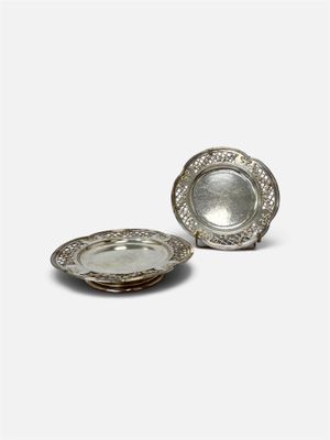 une paire de plats plaqués argent sur fond blanc