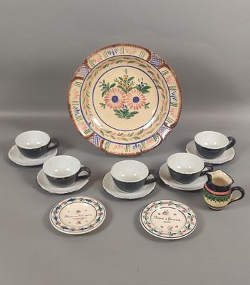 tout un tas d'assiettes et de tasses différentes sur la table