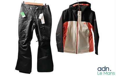une veste et un pantalon noir et blanc, avec une étiquette dessus
