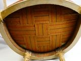 une chaise en bois et en métal sur laquelle est posé un panier