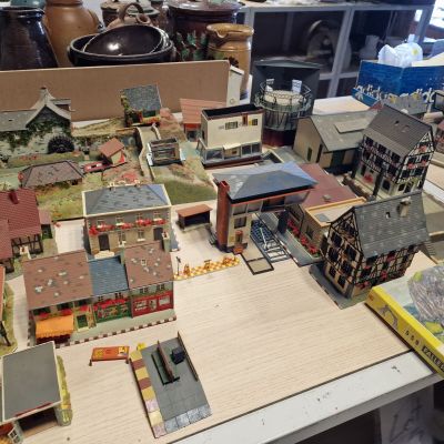 une table sur laquelle sont disposés de nombreux maquettes de bâtiments
