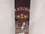 un skateboard sur lequel figure une étiquette mexicaine