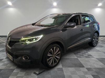 une voiture grise garée dans un garage au sol en damier