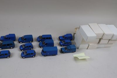 beaucoup de petits camions bleus et une boîte blanche