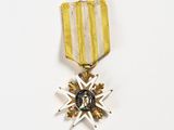 une médaille ornée d'une étoile sur un fond blanc