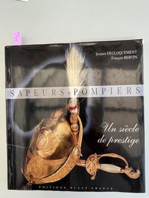 un livre sur lequel est représenté un casque doré