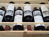 plusieurs bouteilles de vin dans un coffret en bois posé sur une table