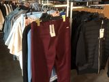 un portemanteau dans un magasin de vêtements, sur lequel sont suspendus des vêtements