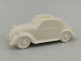 une petite voiture blanche posée sur une table