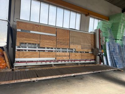 de nombreuses pièces de bois empilées sur une palette dans un entrepôt
