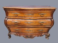 Commode tombeau en noyer mouluré ouvrant par trois tiroirs, …