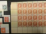 une photo d'une collection de timbres exposée dans une vitrine