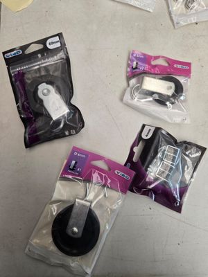 quatre appareils électroniques posés sur la table