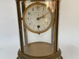 une horloge posée sur une table