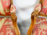 une paire de chaises en bois sculpté avec un revêtement rouge et or, revêtement, revêtement, revêtement, revêtement, revêtement, revêtement, revêtement, revêtement