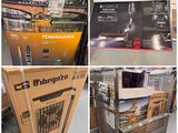 plusieurs photos montrant un tas de cartons dans un magasin