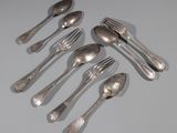 six cuillères en argent et six cuillères en argent sur une table