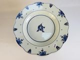 une assiette bleue et blanche ornée d'un motif floral