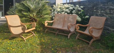 trois chaises posées dans l'herbe près d'un arbre