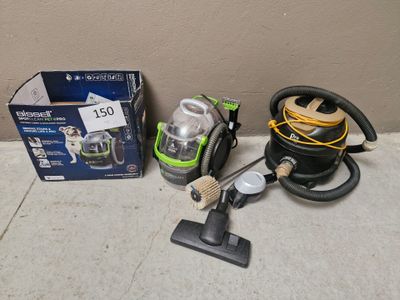deux aspirateurs et un aspirateur posé par terre