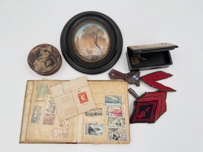 une photo montrant une collection de timbres, de timbres et d'autres objets posés sur une table