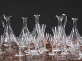 beaucoup de vases en verre posés sur une table