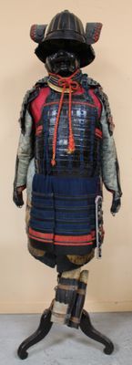 une statue de samouraï coiffée d'un casque