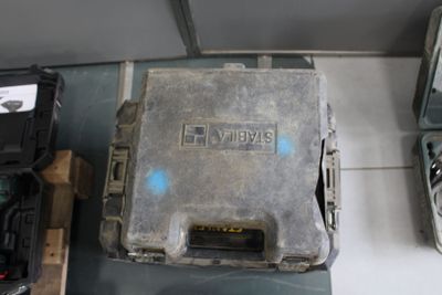 deux vieux téléphones portables posés l'un à côté de l'autre sur une table